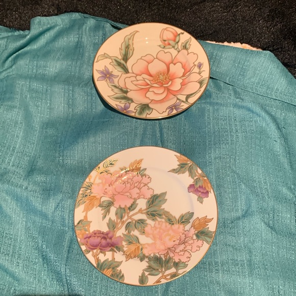 Fitz and Floyd Fine Porcelain Plates “Palace Peony” and “Cloisonné Peony” White - Picture 1 of 4